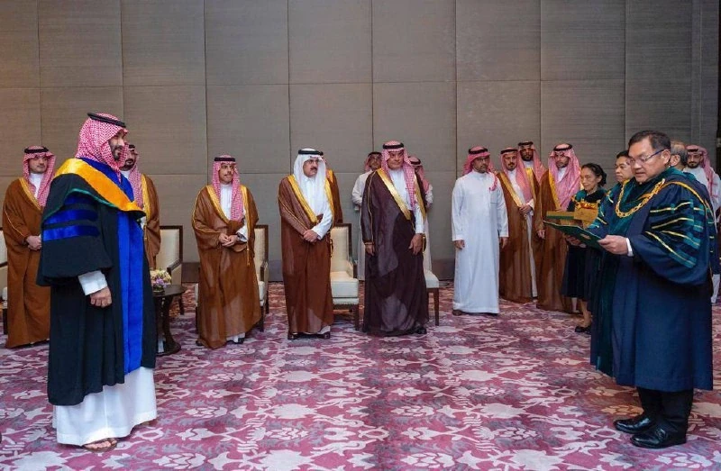 ولي العهد يتسلم شهادة الدكتوراه الفخرية من جامعة كاسيتسارت - صورة 3