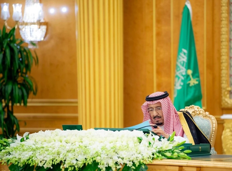 سيدي خادم الحرمين الشريفين يرأس جلسة مجلس الوزراء بالرياض - صورة 3