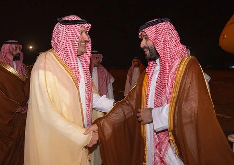 سمو سيدي ولي العهد يصل المدينة المنورة وسمو أمير المنطقة ونائبه في استقباله