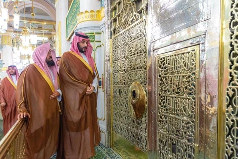 سمو سيدي ولي العهد يزور المسجد النبوي ويؤدي الصلاة بالروضة الشريفة