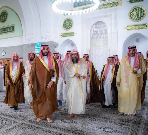 سمو سيدي ولي العهد يزور مسجد قباء ويؤدي ركعتي تحية المسجد
