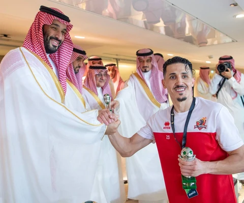 سمو سيدي ولي العهد يحضر المباراة النهائية على كأس خادم الحرمين الشريفين بجدة