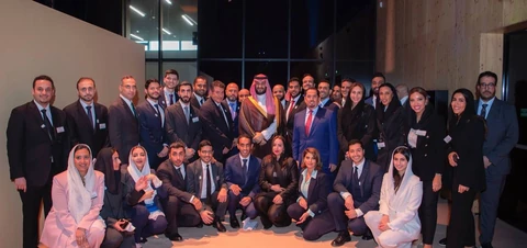 سمو سيدي ولي العهد مع الفريق الفني للهيئة الملكية لمدينة الرياض المسؤول عن ملف إكسبو