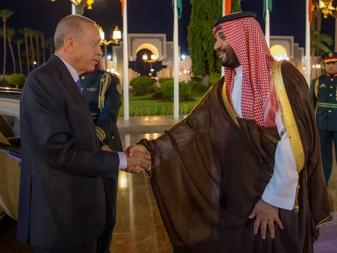 سمو سيدي ولي العهد يستقبل فخامة رئيس جمهورية تركيا في قصر السلام بجدة ويقيم مراسم استقبال رسمية لفخامته