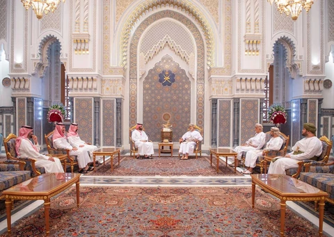 سمو سيدي ولي العهد يلتقي جلالة سلطان عمان في مسقط