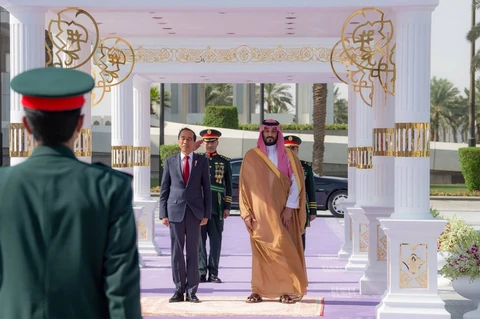 سمو سيدي ولي العهد يستقبل فخامة رئيس جمهورية إندونيسيا بالرياض، ويقيم مراسم استقبال رسمية لفخامته
