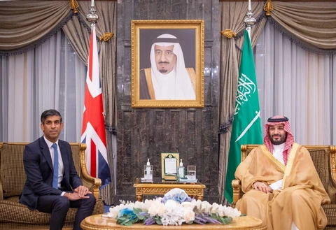 سمو سيدي ولي العهد يلتقي في الرياض رئيس الوزراء البريطاني