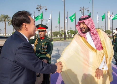 سمو سيدي ولي العهد يستقبل فخامة رئيس جمهورية كوريا، وقد أجريت مراسم استقبال رسمية لفخامته