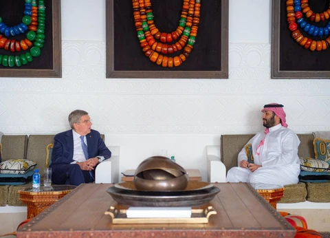 سمو سيدي ولي العهد ورئيس اللجنة الأولمبية الدولية يستعرضان ازدهار الحركة الرياضية
