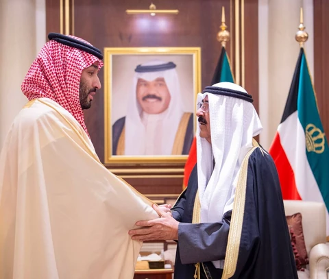 سمو سيدي ولي العهد يقدم واجب العزاء في وفاة سمو الشيخ نواف الأحمد الصباح