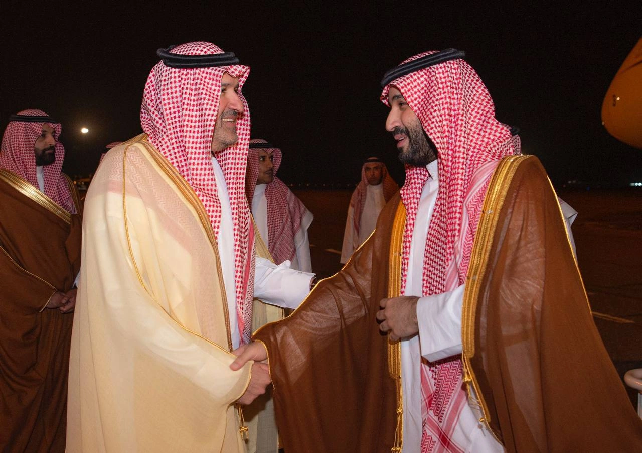 سمو سيدي ولي العهد يصل المدينة المنورة وسمو أمير المنطقة ونائبه في استقباله - صورة 1