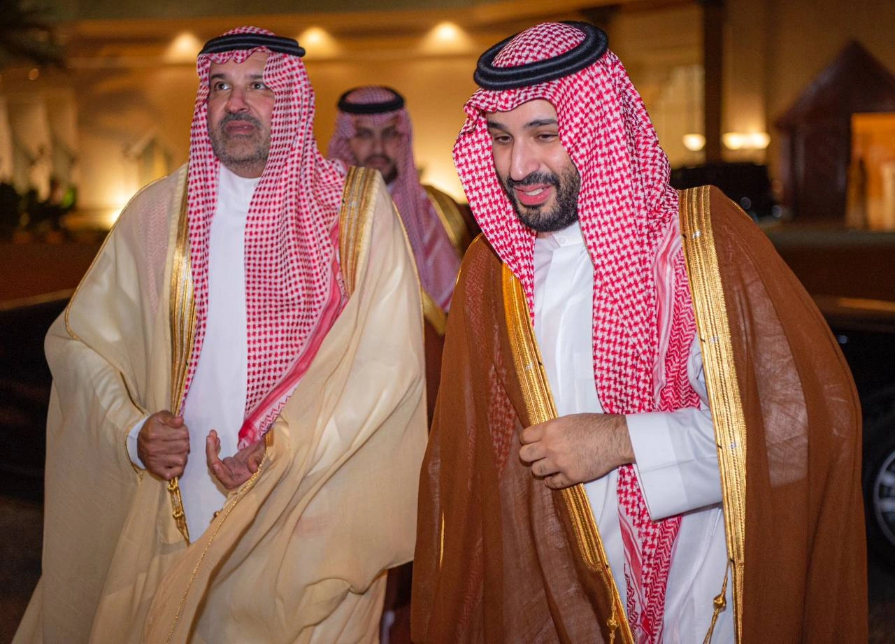 سمو سيدي ولي العهد يغادر المدينة المنورة وسمو أمير المنطقة ونائبه في وداعه - صورة 1