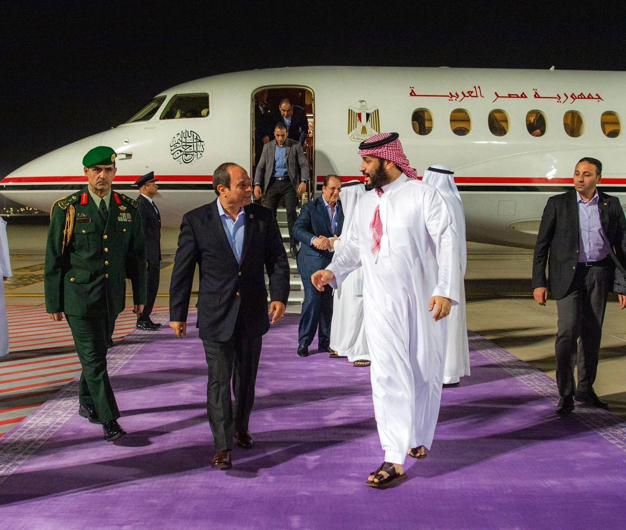 سمو سيدي ولي العهد يستقبل فخامة رئيس جمهورية مصر لدى وصوله جدة - صورة 1