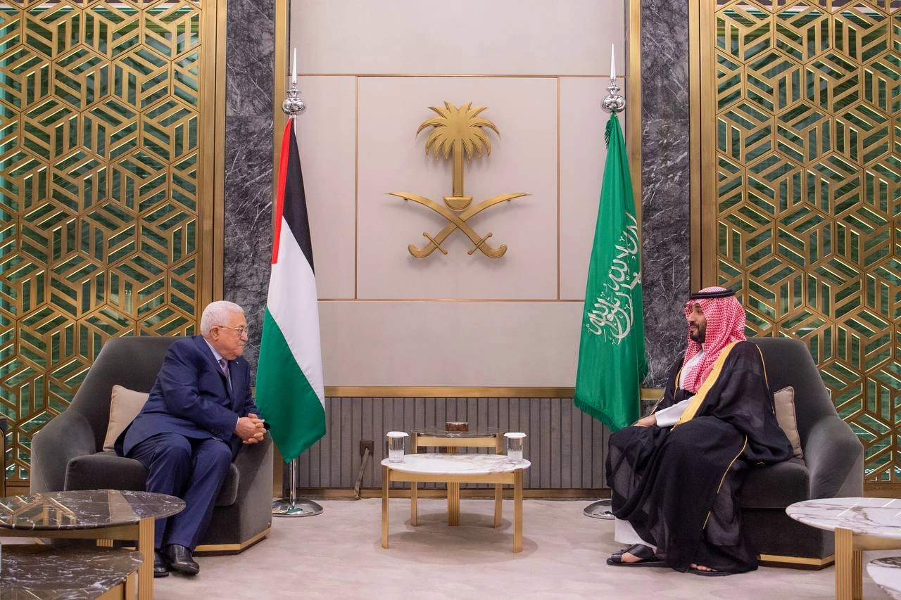 سمو سيدي ولي العهد ورئيس دولة فلسطين يستعرضان مستجدات الأوضاع بجدة - صورة 1
