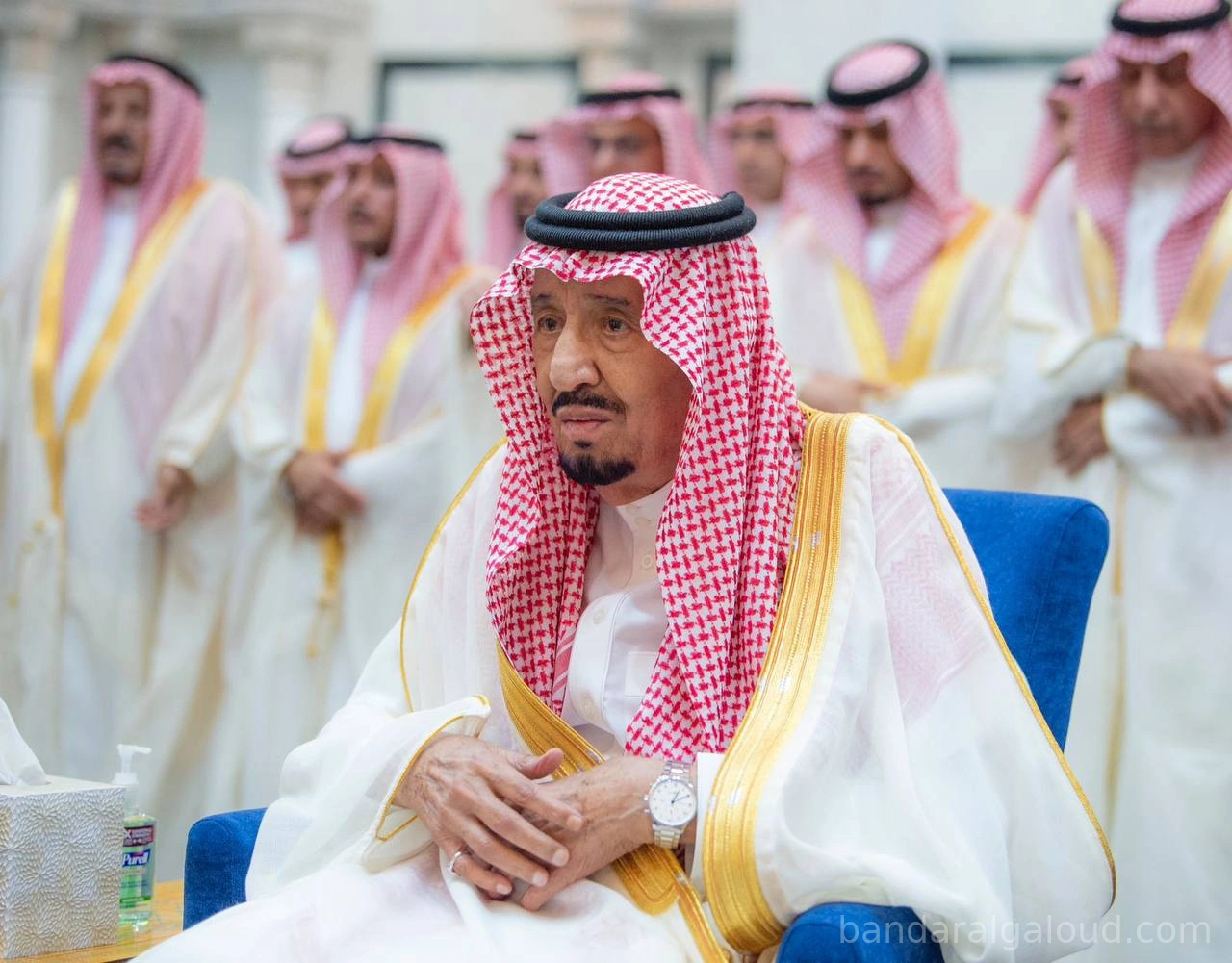 سيدي خادم الحرمين الشريفين يؤدي صلاة عيد الفطر المبارك في قصر السلام بجدة - صورة 1