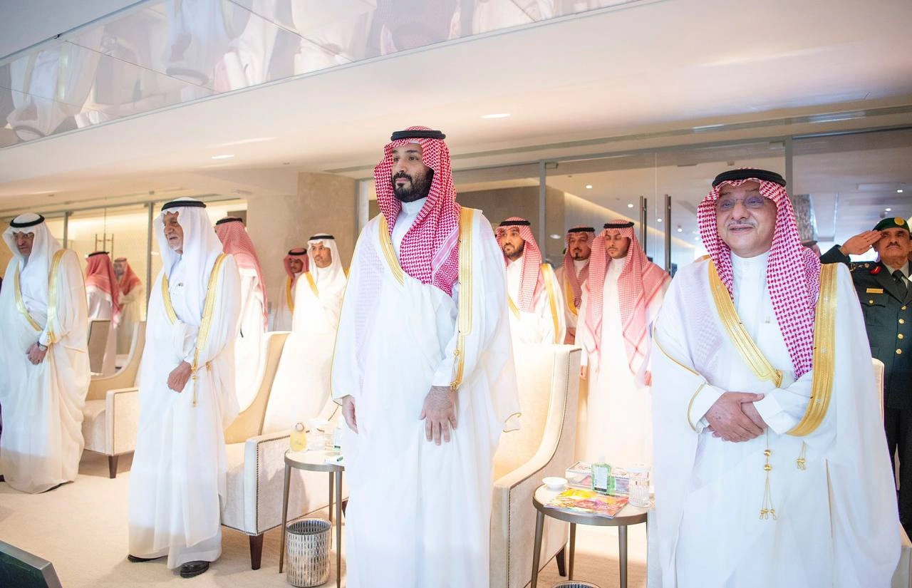 سمو سيدي ولي العهد يتوج فريق الهلال بكأس خادم الحرمين الشريفين نيابة عن سيدي خادم الحرمين الشريفين - صورة 1