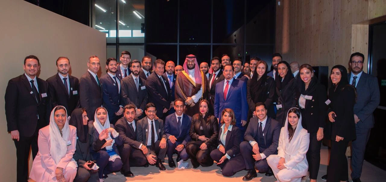 سمو سيدي ولي العهد مع الفريق الفني للهيئة الملكية لمدينة الرياض المسؤول عن ملف إكسبو - صورة 1