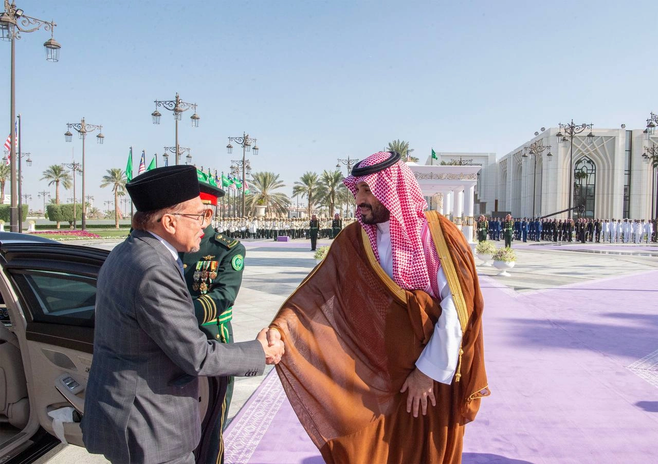يستقبل في قصر اليمامة بالرياض، دولة رئيس وزراء ماليزيا، ويقيم مراسم استقبال رسمية لدولته - صورة 1