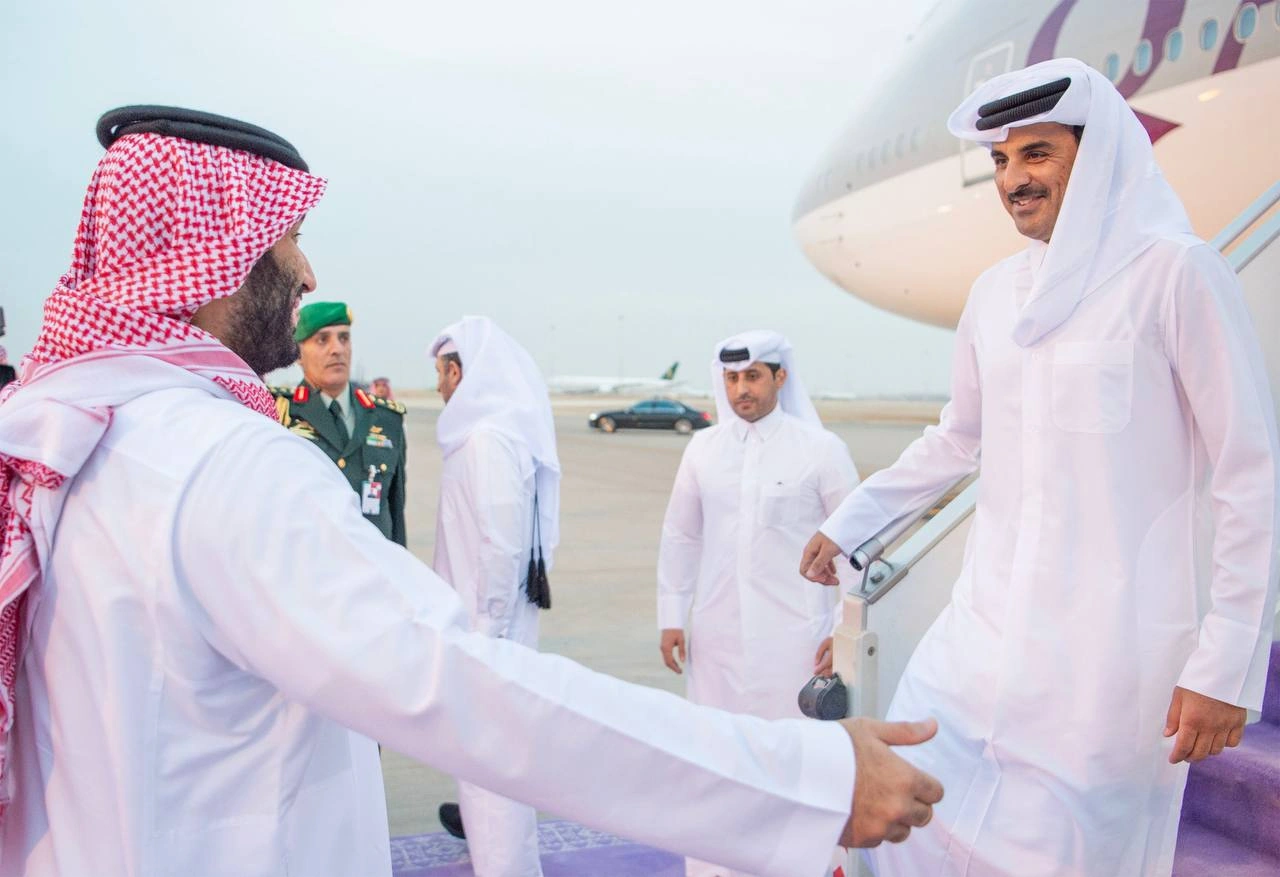 سمو سيدي ولي العهد يستقبل سمو أمير دولة قطر لدى وصوله العاصمة الرياض - صورة 1