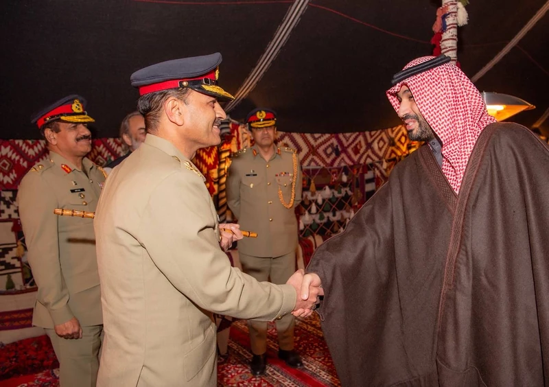 سمو سيدي ولي العهد وقائد الجيش الباكستاني يستعرضان العلاقات الثنائية وتطويرها - صورة 3