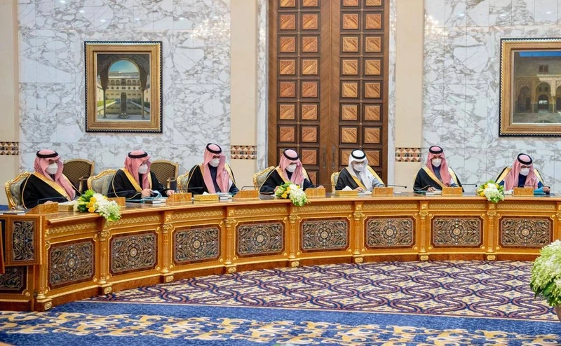 سيدي خادم الحرمين الشريفين يرأس جلسة مجلس الوزراء - صورة 3
