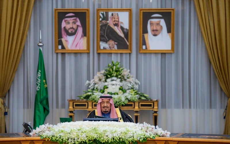 سيدي خادم الحرمين الشريفين يرأس جلسة مجلس الوزراء - صورة 3