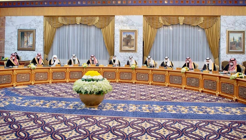 سيدي خادم الحرمين الشريفين يرأس جلسة مجلس الوزراء - صورة 5
