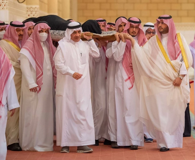 سمو سيدي ولي العهد يؤدي صلاة الميت على صاحبة السمو الملكي الأميرة الجوهرة بنت عبدالعزيز - صورة 10