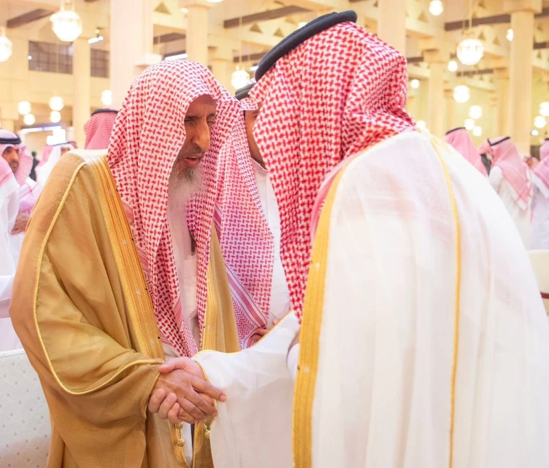 سمو سيدي ولي العهد يؤدي صلاة الميت على صاحبة السمو الملكي الأميرة الجوهرة بنت عبدالعزيز - صورة 2