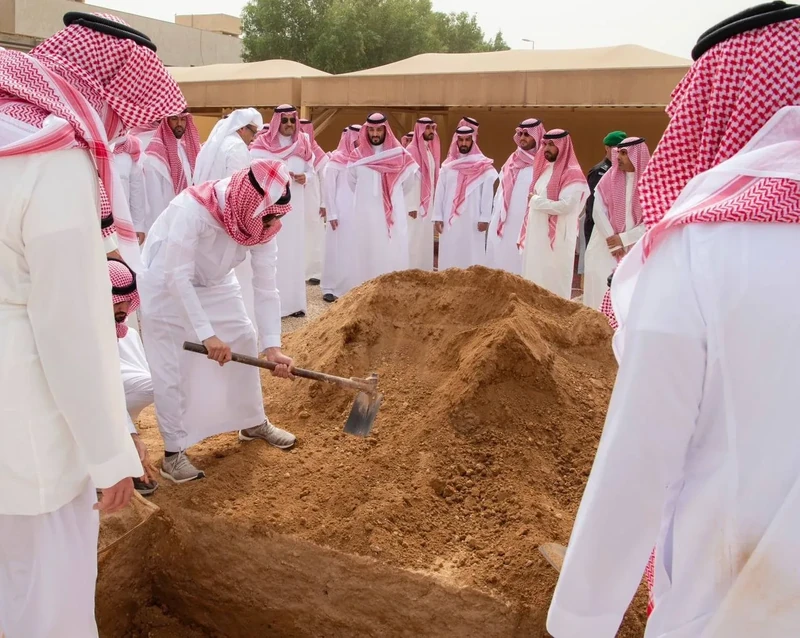 سمو سيدي ولي العهد يؤدي صلاة الميت على صاحبة السمو الملكي الأميرة الجوهرة بنت عبدالعزيز - صورة 13