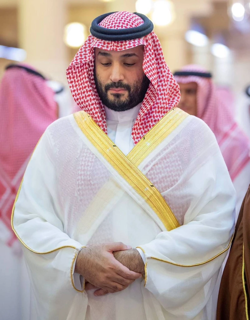 سمو سيدي ولي العهد يؤدي صلاة الميت على صاحبة السمو الملكي الأميرة الجوهرة بنت عبدالعزيز - صورة 3