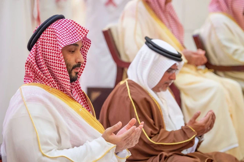 سمو سيدي ولي العهد يؤدي صلاة الميت على صاحبة السمو الملكي الأميرة الجوهرة بنت عبدالعزيز - صورة 4