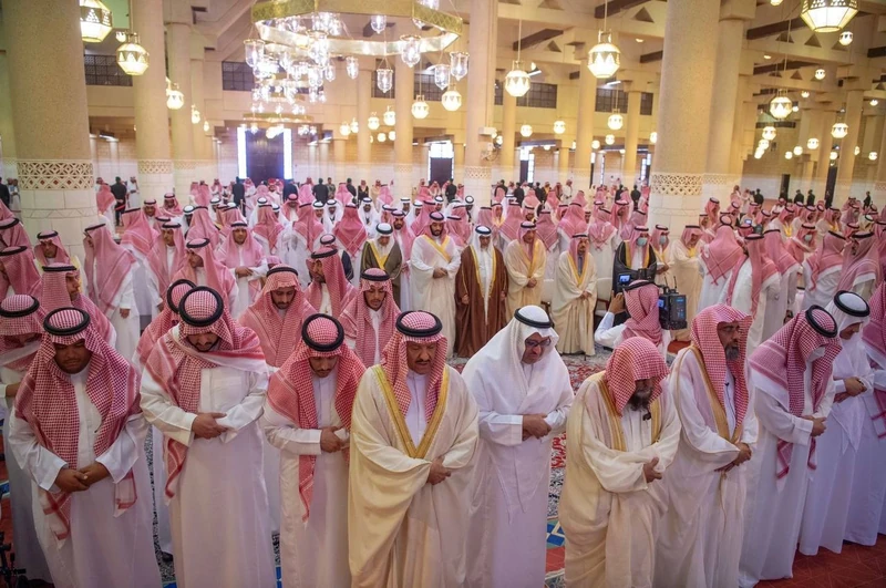 سمو سيدي ولي العهد يؤدي صلاة الميت على صاحبة السمو الملكي الأميرة الجوهرة بنت عبدالعزيز - صورة 5