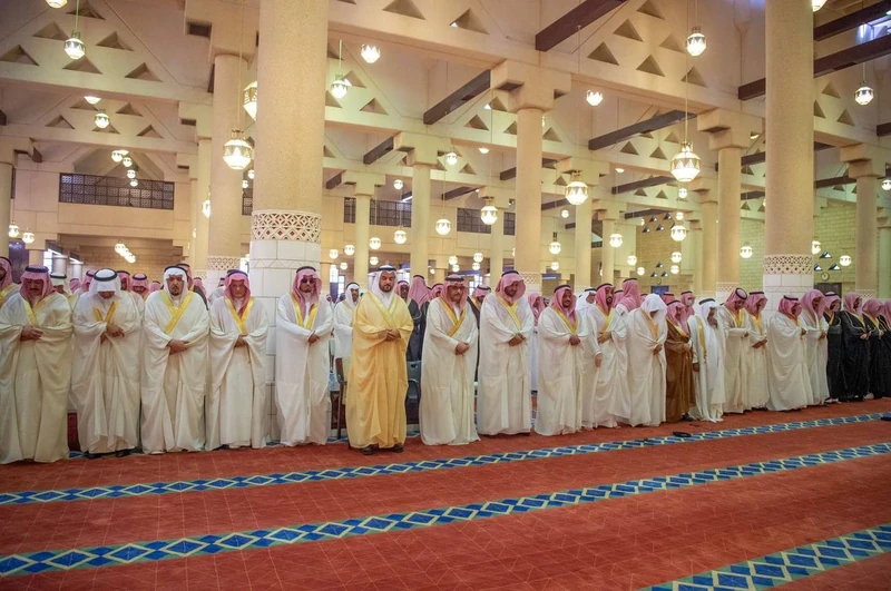 سمو سيدي ولي العهد يؤدي صلاة الميت على صاحبة السمو الملكي الأميرة الجوهرة بنت عبدالعزيز - صورة 6