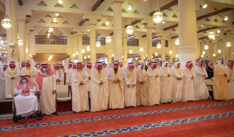سمو سيدي ولي العهد يؤدي صلاة الميت على صاحبة السمو الملكي الأميرة الجوهرة بنت عبدالعزيز - صورة 7