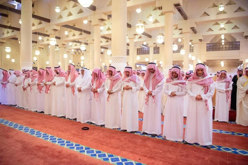 سمو سيدي ولي العهد يؤدي صلاة الميت على صاحبة السمو الملكي الأميرة الجوهرة بنت عبدالعزيز - صورة 9
