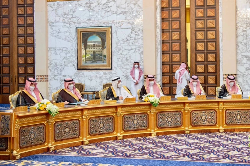 سيدي خادم الحرمين الشريفين يرأس جلسة مجلس الوزراء - صورة 4