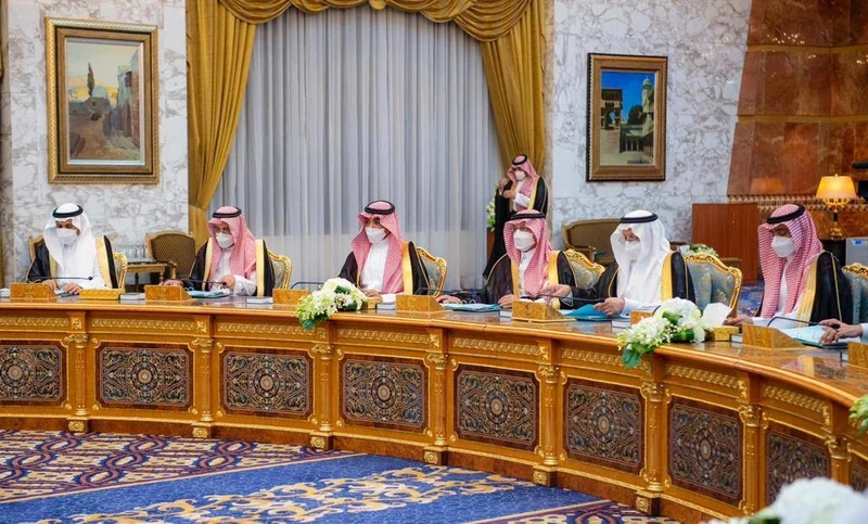 سيدي خادم الحرمين الشريفين يرأس جلسة مجلس الوزراء - صورة 4