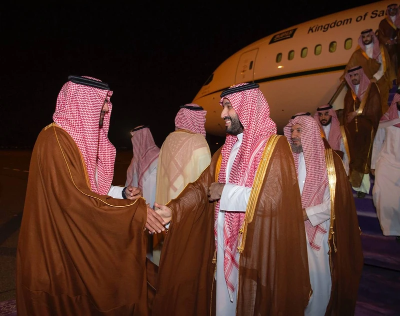 سمو سيدي ولي العهد يصل المدينة المنورة وسمو أمير المنطقة ونائبه في استقباله - صورة 2