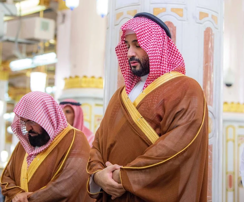 سمو سيدي ولي العهد يزور المسجد النبوي ويؤدي الصلاة بالروضة الشريفة - صورة 5