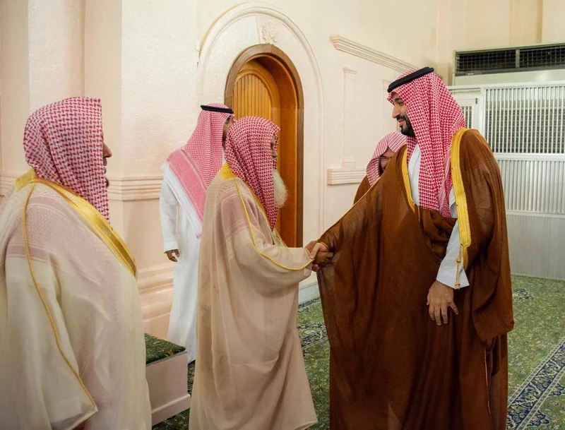 سمو سيدي ولي العهد يزور المسجد النبوي ويؤدي الصلاة بالروضة الشريفة - صورة 7