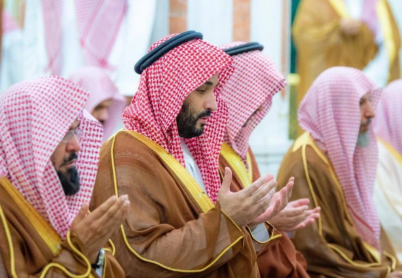 سمو سيدي ولي العهد يزور المسجد النبوي ويؤدي الصلاة بالروضة الشريفة - صورة 2