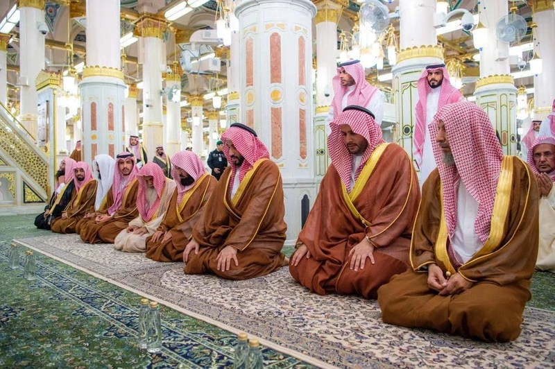 سمو سيدي ولي العهد يزور المسجد النبوي ويؤدي الصلاة بالروضة الشريفة - صورة 4