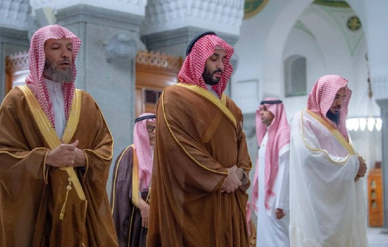 سمو سيدي ولي العهد يزور مسجد قباء ويؤدي ركعتي تحية المسجد - صورة 5