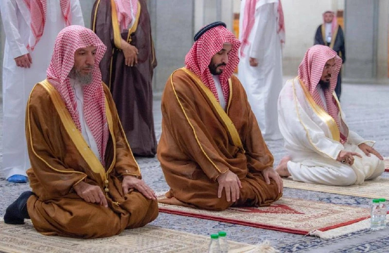 سمو سيدي ولي العهد يزور مسجد قباء ويؤدي ركعتي تحية المسجد - صورة 6