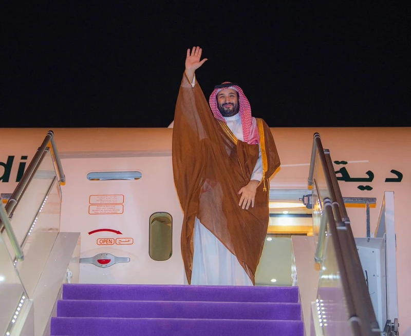 سمو سيدي ولي العهد يغادر المدينة المنورة وسمو أمير المنطقة ونائبه في وداعه - صورة 2