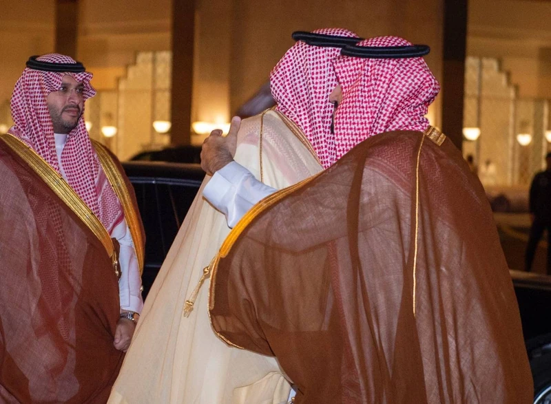 سمو سيدي ولي العهد يغادر المدينة المنورة وسمو أمير المنطقة ونائبه في وداعه - صورة 3
