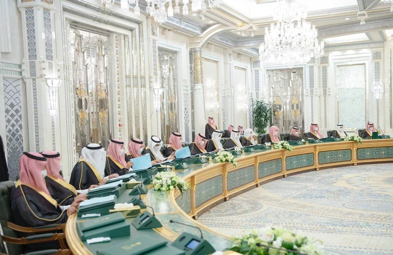 سيدي خادم الحرمين الشريفين يرأس جلسة مجلس الوزراء - صورة 5