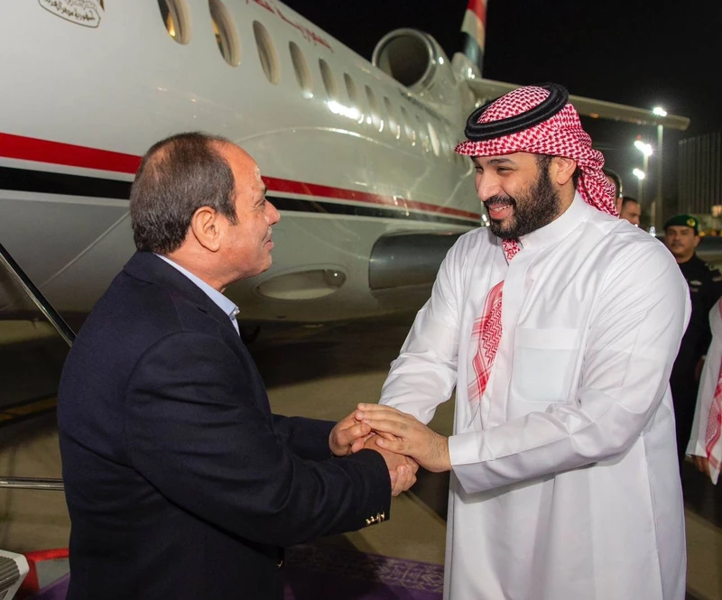 سمو سيدي ولي العهد يستقبل فخامة رئيس جمهورية مصر لدى وصوله جدة - صورة 2