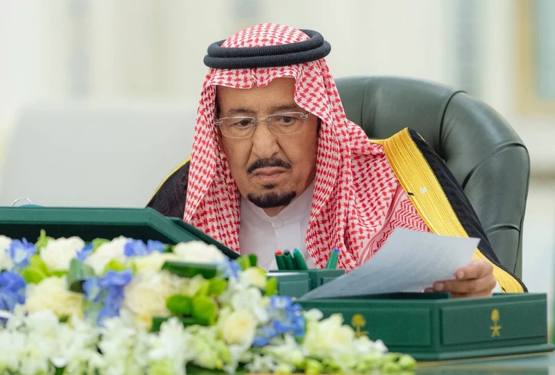 سيدي خادم الحرمين الشريفين يرأس جلسة مجلس الوزراء - صورة 4